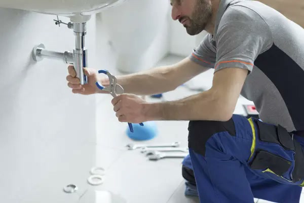 Plombier en intervention rapide pour une fuite d'eau en Isère
